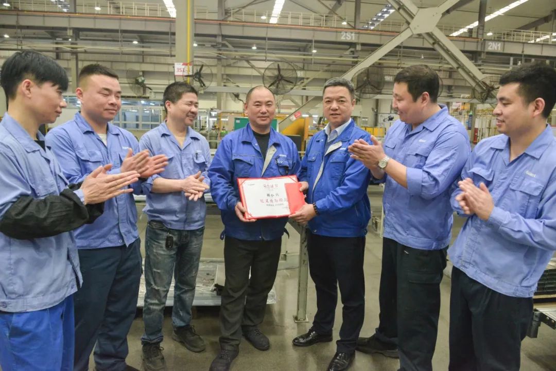 點贊 | 小兵大義 躍水救人 點贊 | 小兵大義 躍水救人